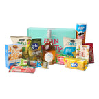 Alle producten uit het Aperitiefgeschenk ‘Sunset Sip’ uitgestald rondom de doos