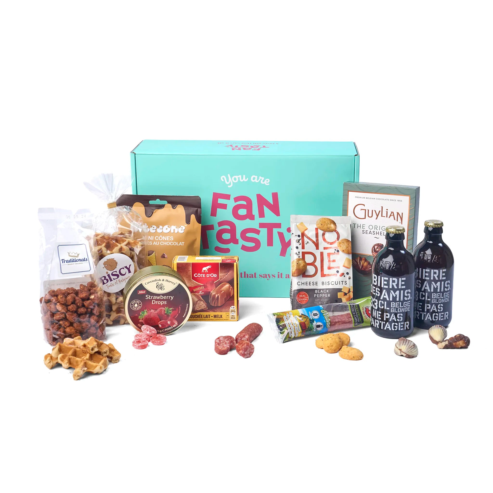 Sfeerbeeld van het bier en snacks geschenkpakket met geserveerde hapjes naast de doos