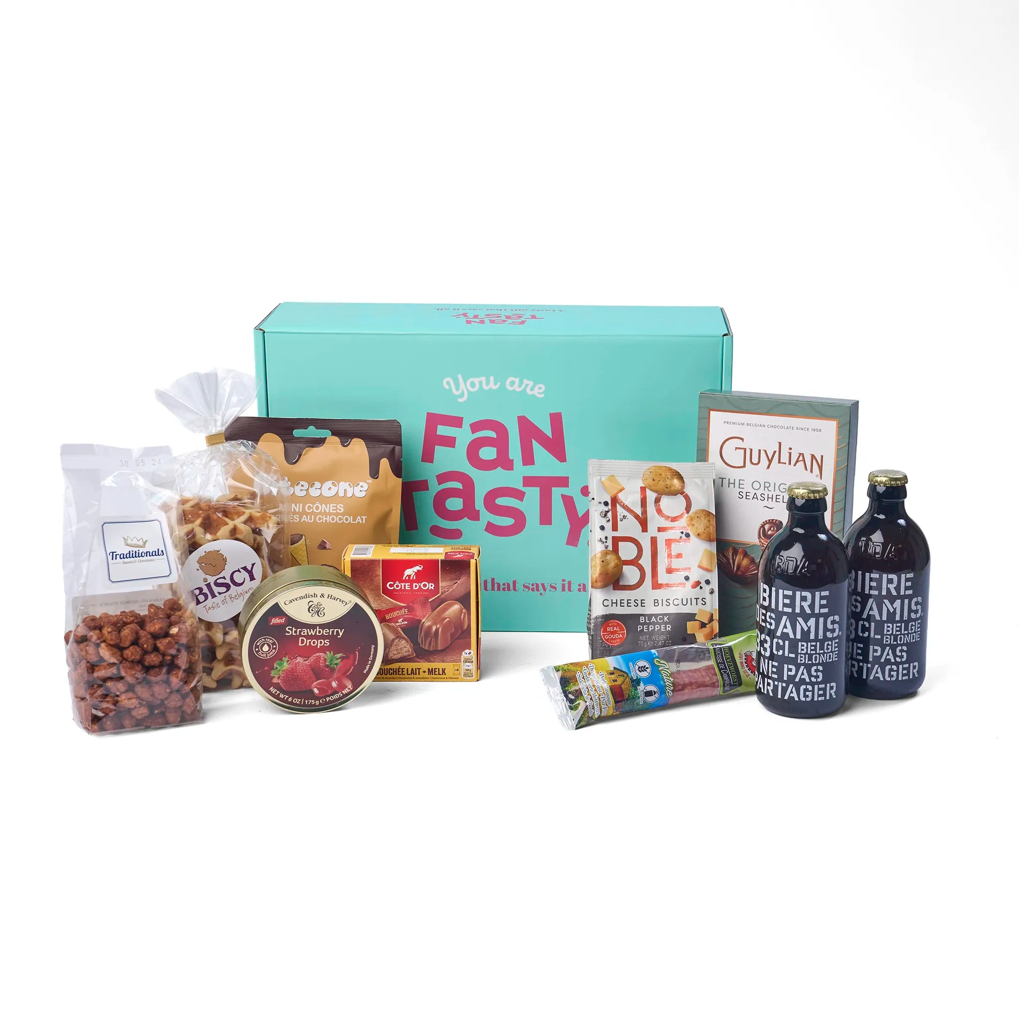 Alle bieren en verpakte snacks uit het geschenkpakket uitgestald rondom de doos