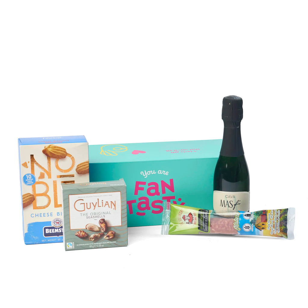 Alle producten uit het Cava Aperitief Geschenk uitgestald rondom de doos