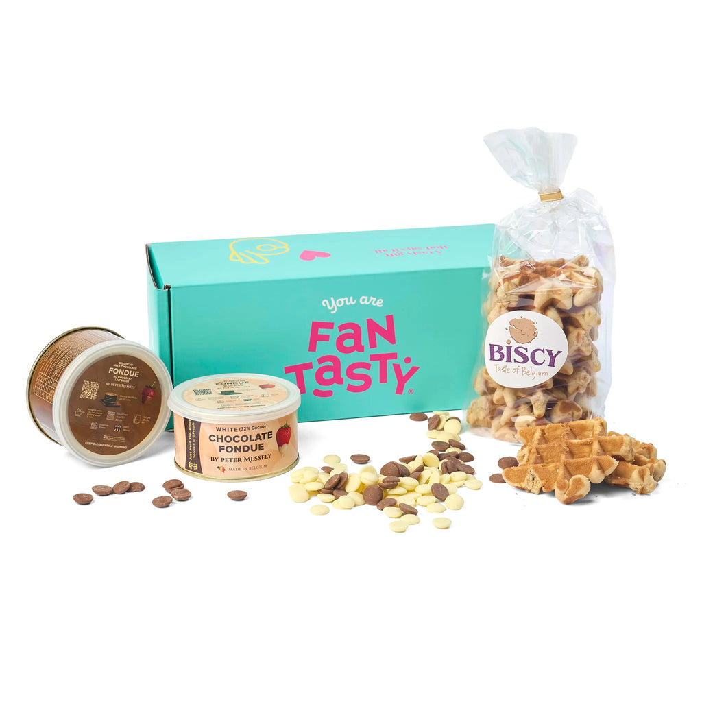 Sfeerbeeld van het Chocolate Fondue & Biscy Belgian Waffles geschenkpakket met losse wafeltjes en chocolade naast de doos
