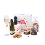 Sfeerbeeld van het Chocolate Fondue, Bubbles & Sweets geschenkpakket met losse chocolade en wafeltjes naast de doos