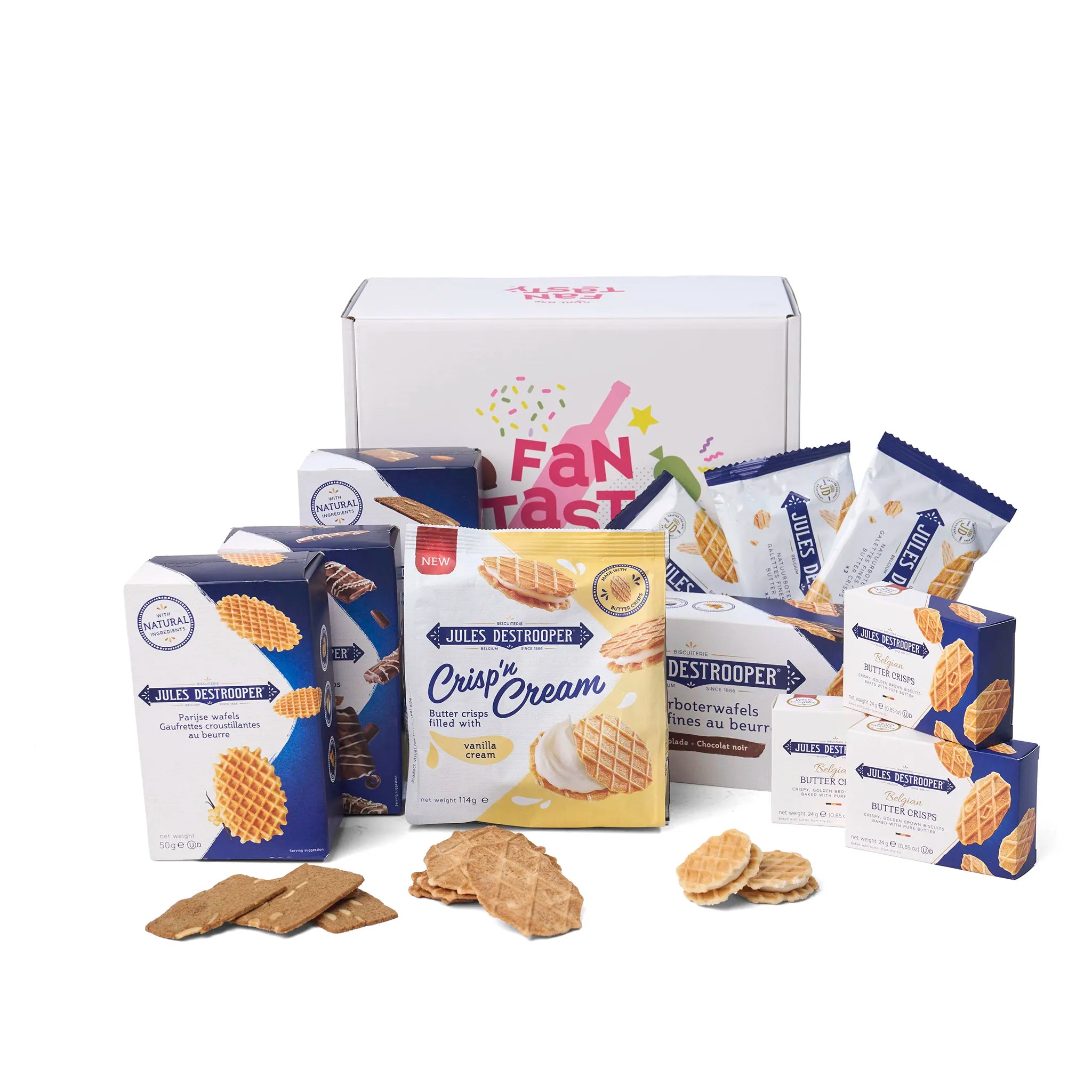 Sfeerbeeld van het Deluxe Geschenk Jules Destrooper met losse koekjes en boterwafels naast de doos