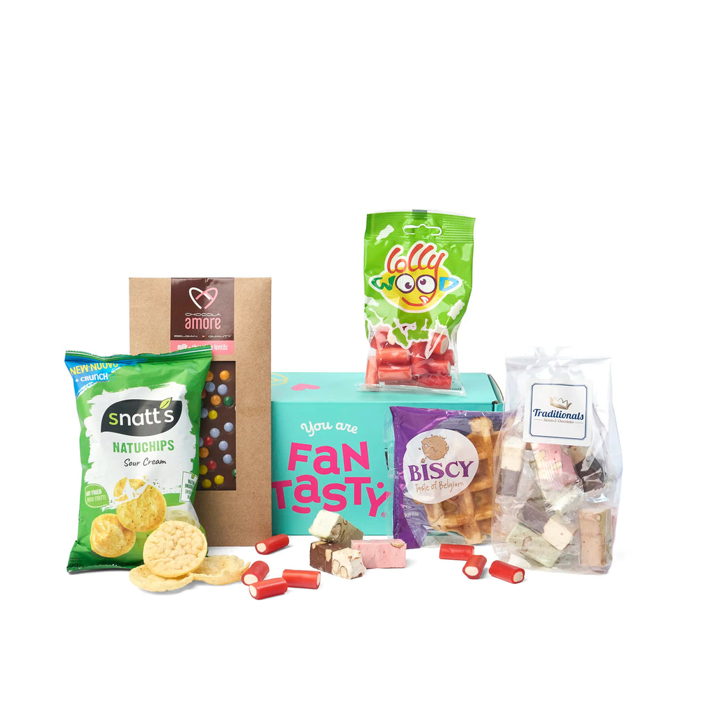 Sfeerbeeld van de Fantasty-sche Snackbox met losse snacks en snoepgoed naast de doos