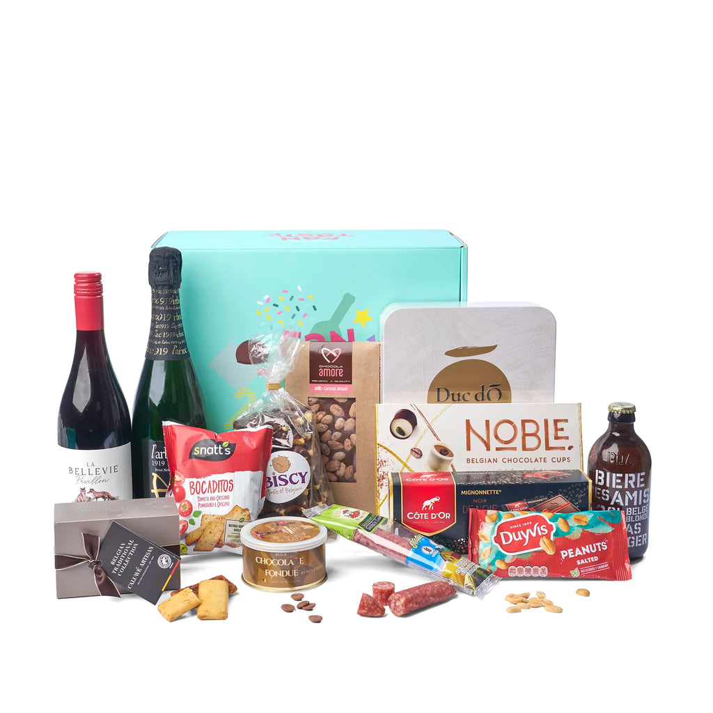 Sfeerbeeld van het Friends & Family Geschenkpakket met losse chocolade en koekjes naast de doos