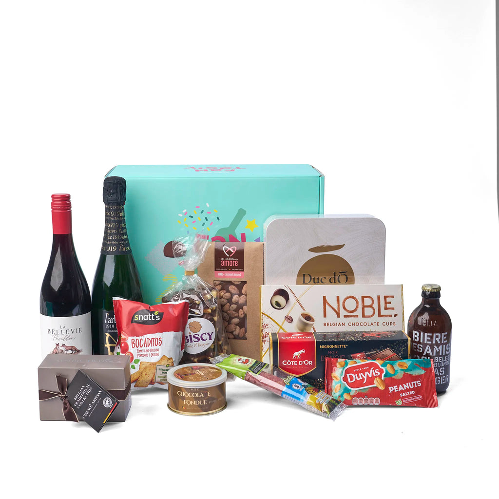 Alle producten uit de Friends & Familiy Geschenkpakket Deluxe uitgestald rondom de doos