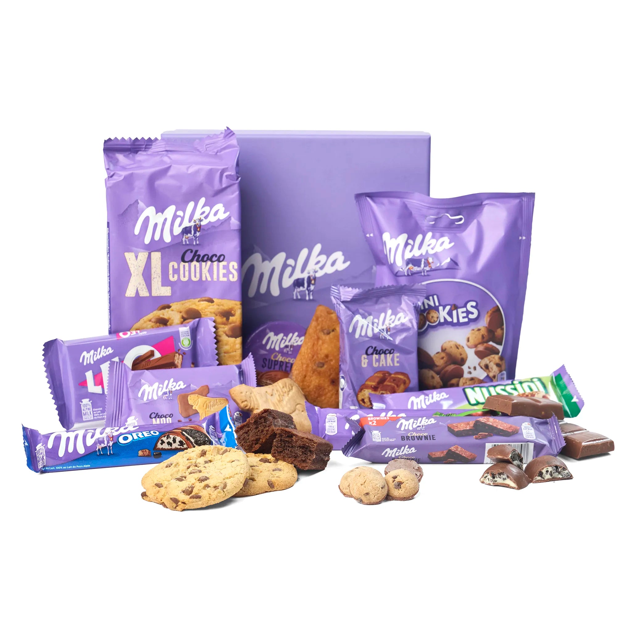 Sfeerbeeld van de Milka Chocolate Gift Box Treasure met losse chocolade en koekjes naast de doos
