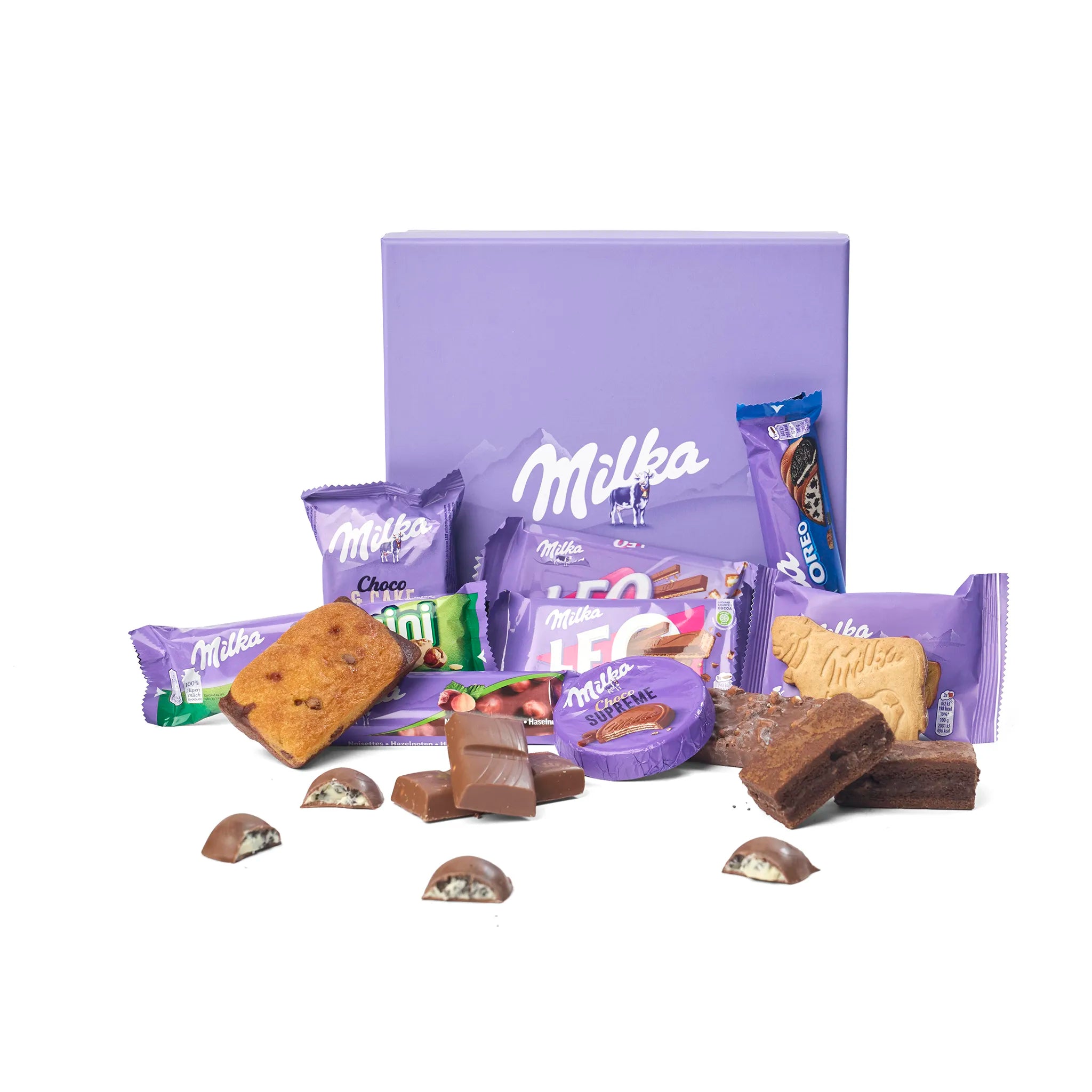 Sfeerbeeld van de Milka Chocolate Gift Box Treats met losse chocolade en koekjes naast de doos