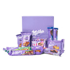 Alle producten uit de Milka Chocolate Gift Box Treats uitgestald rondom de doos