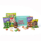 paasgeschenk pleasing easter met de verpakkingen mooi uitgestald rond de doos en losse eitjes en snoepjes rond de doos