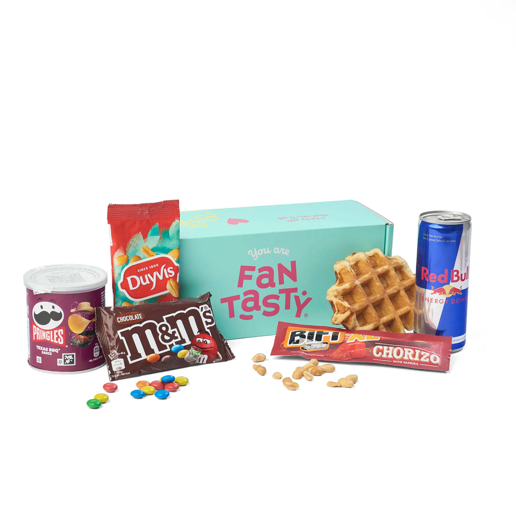 Sfeerbeeld van de Snackbox On the road met losse nootjes en M&Ms naast de doos
