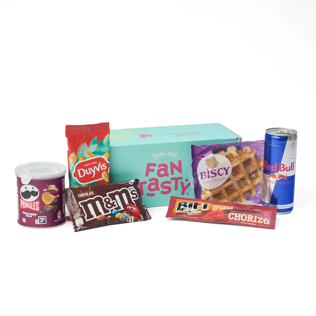 Alle producten uit de Snackbox On the road uitgestald rondom de doos