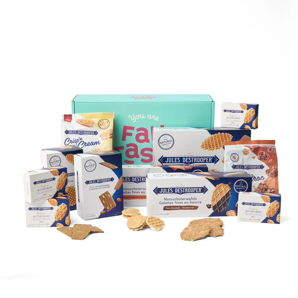 Sfeerbeeld van het VIP Geschenk Jules Destrooper met losse koekjes en boterwafels naast de doos