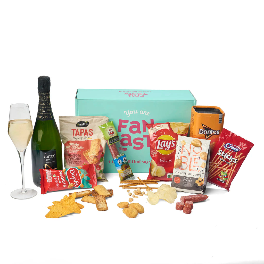Sfeerbeeld van het Aperitiefgeschenk Cava & Treats met losse hapjes en zoute snacks naast de doos