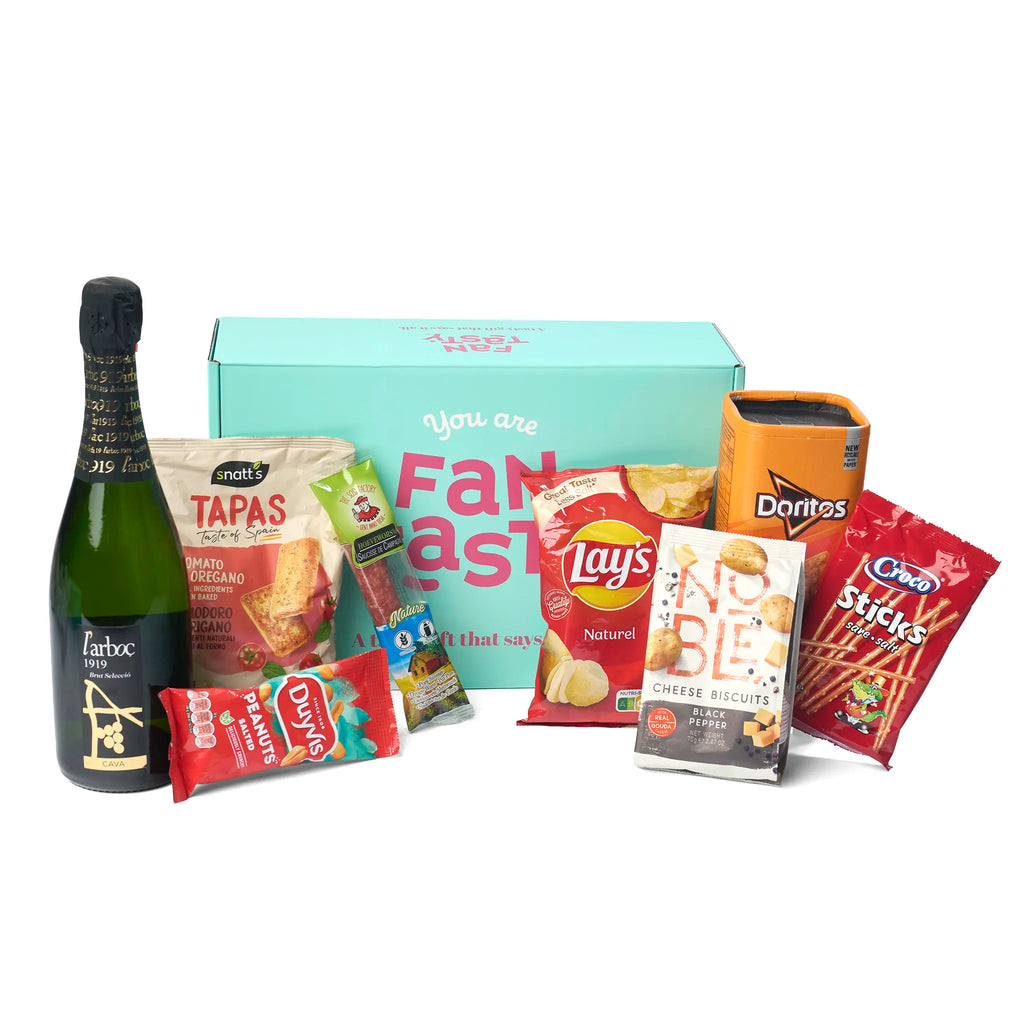Alle producten uit het Aperitiefgeschenk Cava & Treats uitgestald rondom de doos