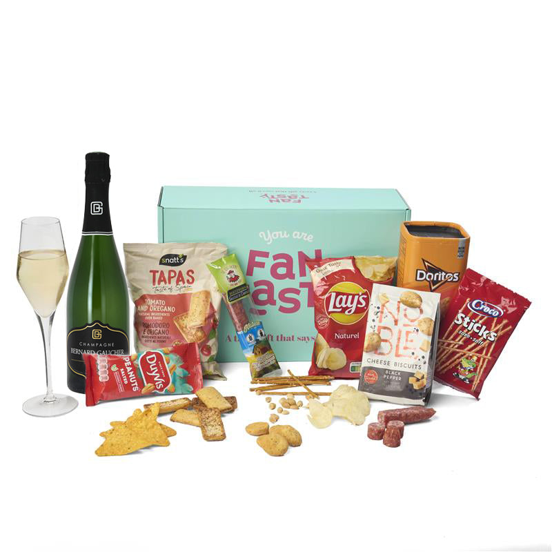Sfeerbeeld van het Aperitiefgeschenk Champagne & Treats met losse lekkernijen en hapjes naast de doos