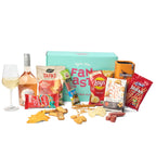 Sfeerbeeld van het Aperitiefgeschenk 'Rosé Wine & Treats' met losse nootjes en zoute snacks naast de doos