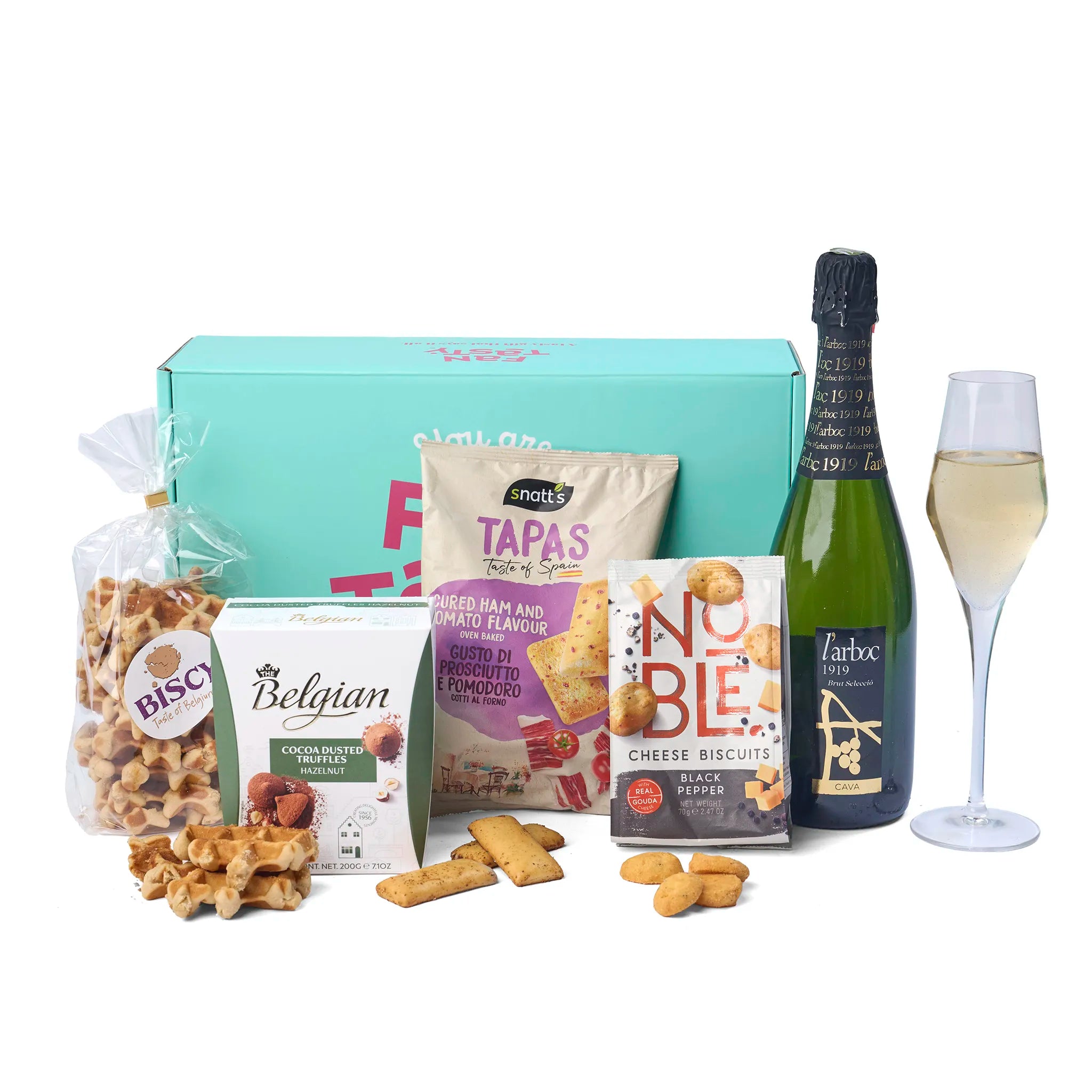 Sfeerbeeld van het Geschenk Bubbels & Bites met losse wafels en koekjes naast de doos