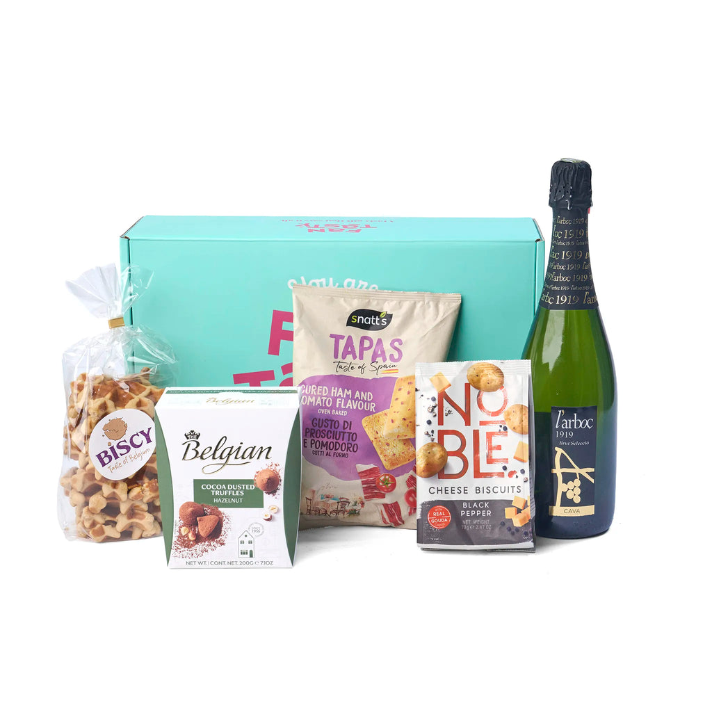 Alle producten uit het Geschenk Bubbels & Bites uitgestald rondom de doos