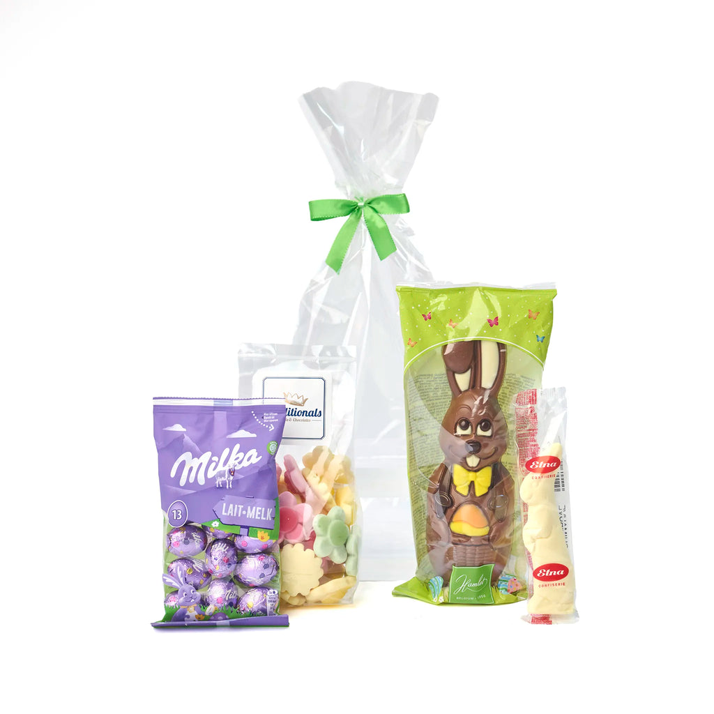 Alle producten uit het Paasgeschenk Deluxe uitgestald rondom het doorzichtige zakje
