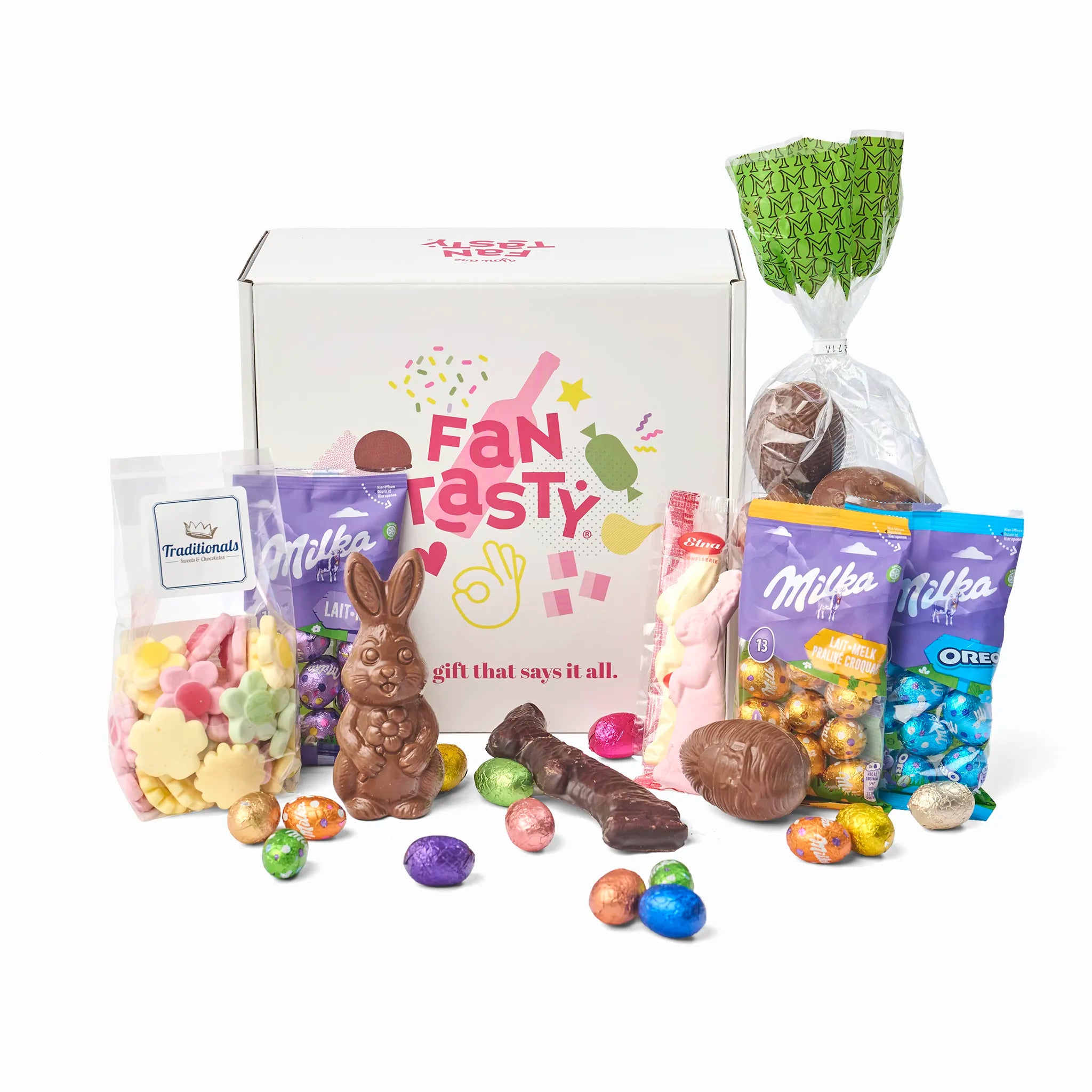 Sfeerbeeld van het Paasgeschenk ‘Sweet Easter’ met losse chocolade eitjes en paashazen naast de doos